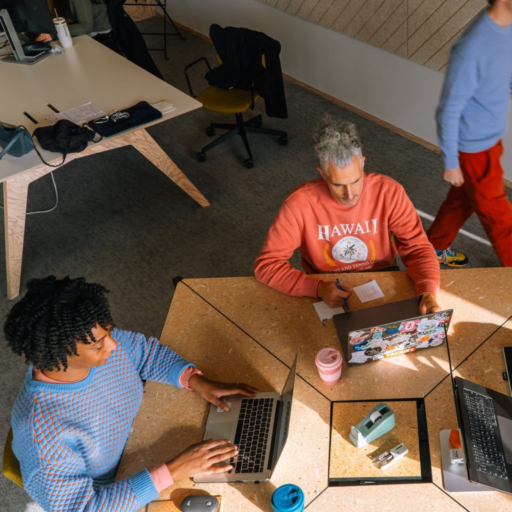 Cospire coworking, personnes travaillant dans la zone coworking