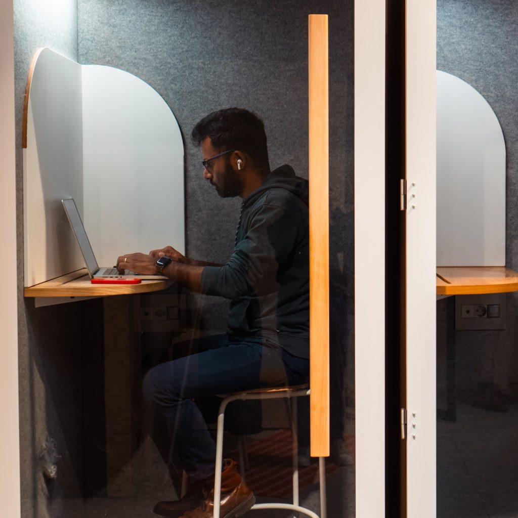 Cospire coworking, appel téléphonique dans une de nos cabines acoustiques Lakabi